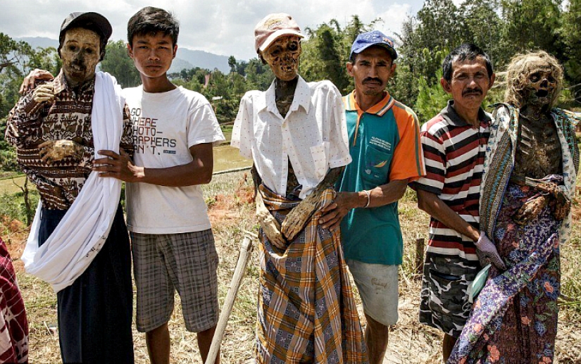 Festival de Manene, durante el cual el pueblo Toraja desentierra los cuerpos de sus familiares fallecidos