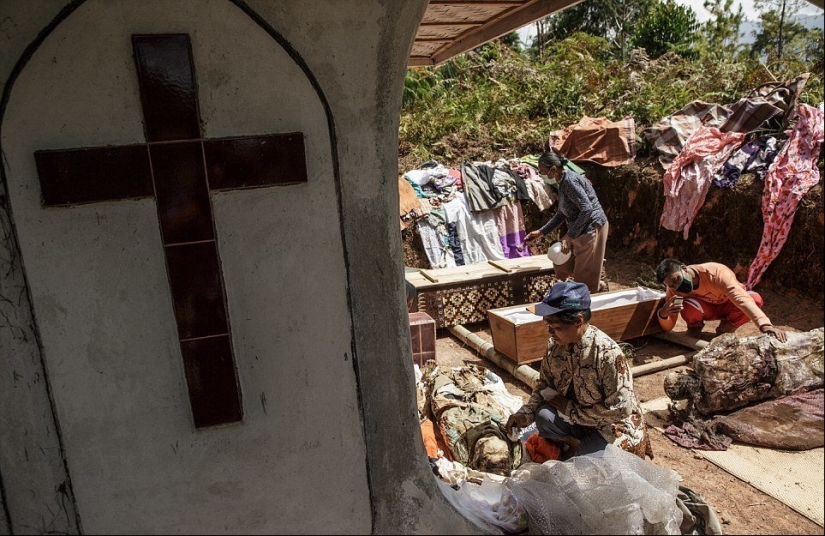 Festival de Manene, durante el cual el pueblo Toraja desentierra los cuerpos de sus familiares fallecidos