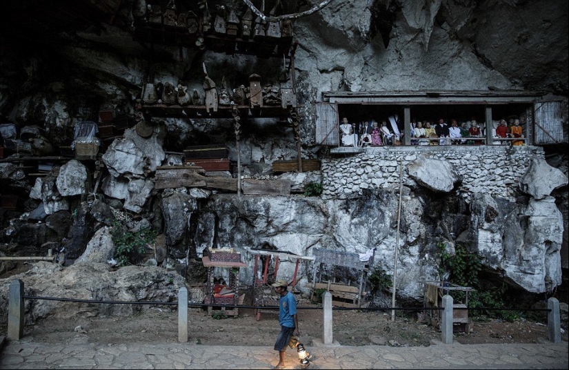 Festival de Manene, durante el cual el pueblo Toraja desentierra los cuerpos de sus familiares fallecidos