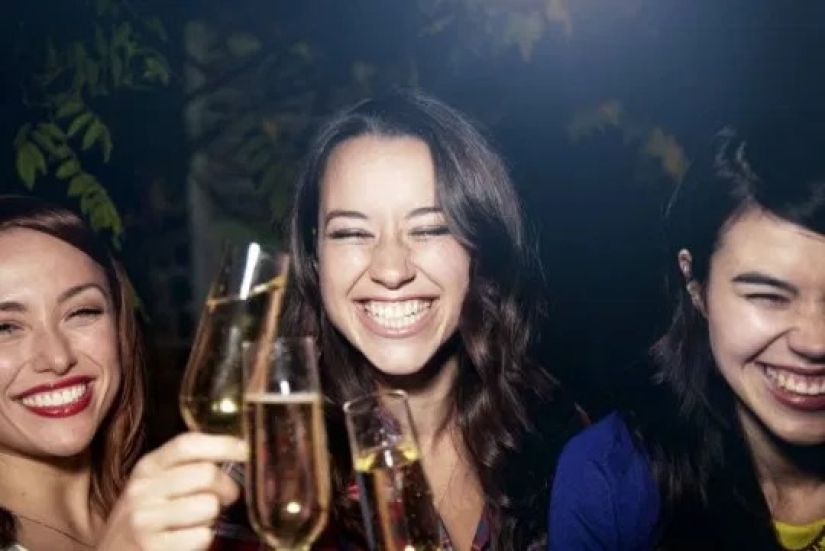 Festive mood - spoiled smile: alcohol destroys teeth worse than sweets