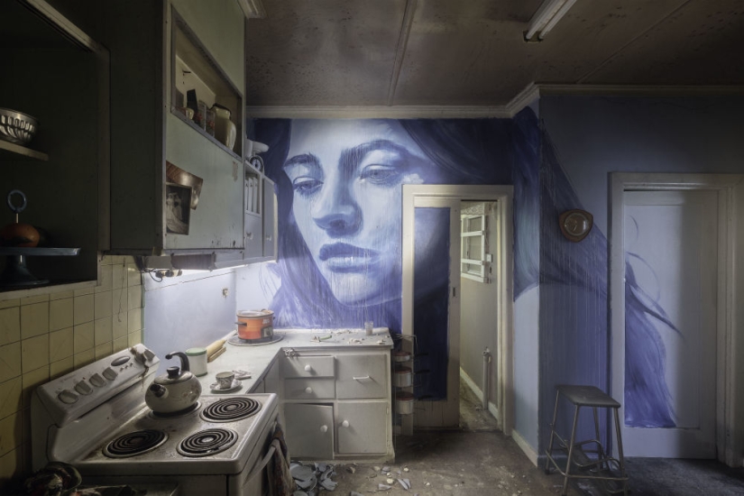 Fleeting beauty: portraits of women in abandoned houses