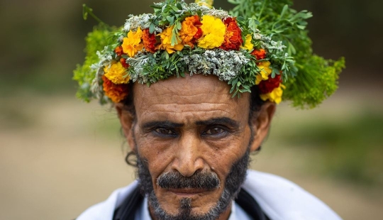 Flowers are not just for girls, or Why real Arabs wear wreaths