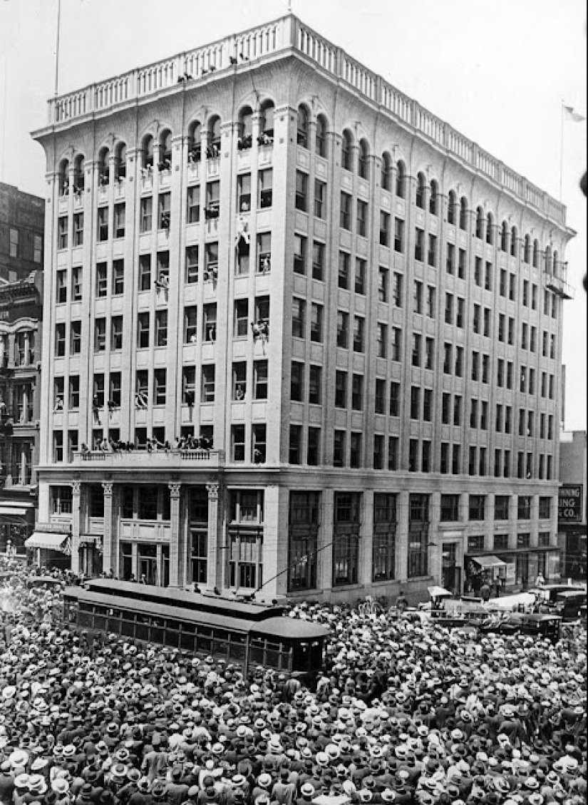 "Fly Man" Harry Gardiner, who conquered 700 skyscrapers without insurance