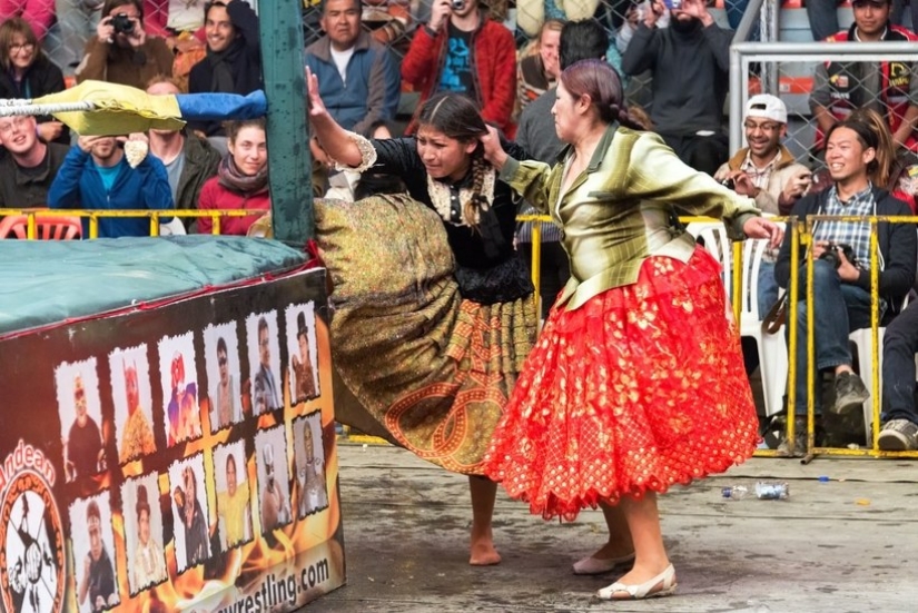 Flying cholitas: how are women fighting in Bolivia