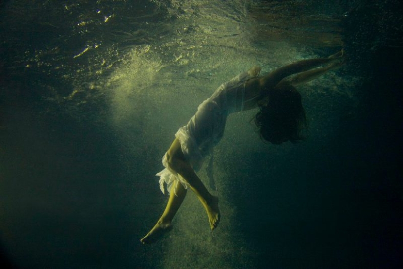 Flying under water in the wonderful photo works of Katerina Bodrunova