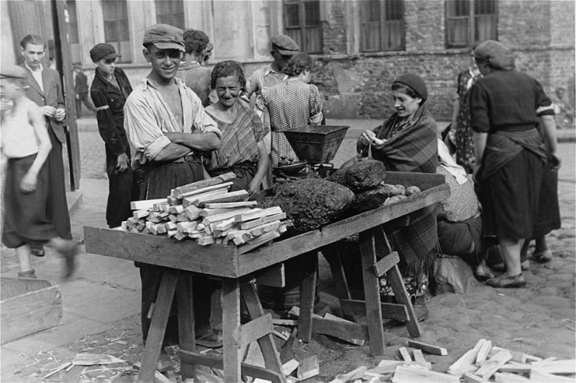 Forbidden photos: the Warsaw Ghetto in the summer of 1941