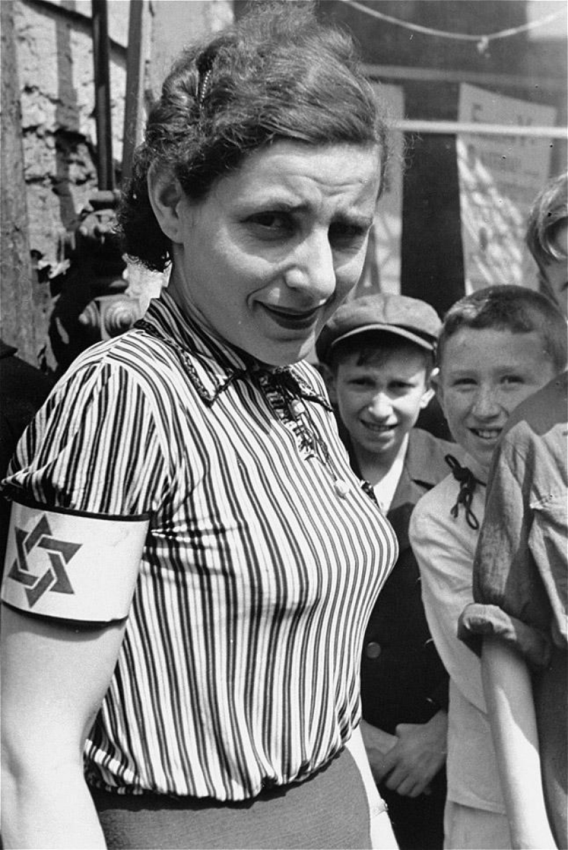 Forbidden photos: the Warsaw Ghetto in the summer of 1941