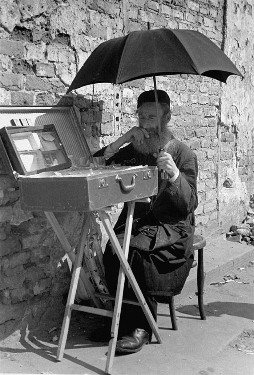 Forbidden photos: the Warsaw Ghetto in the summer of 1941