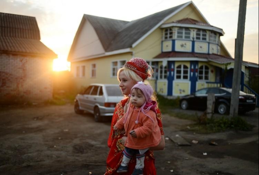 Forget about jeans and a love marriage: 10 rules of life for girls in a gypsy camp