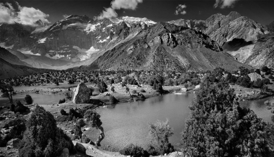 Fotografía en blanco y negro de las montañas