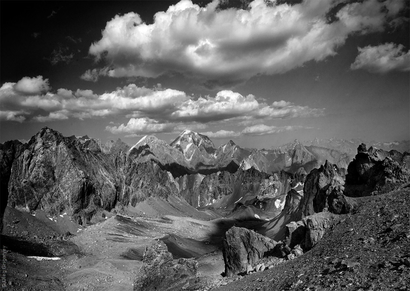 Fotografía en blanco y negro de las montañas