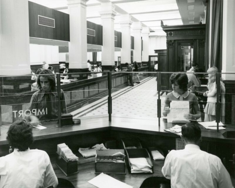 Fotos retro de interiores y electrodomésticos en oficinas de los años 70 y 80