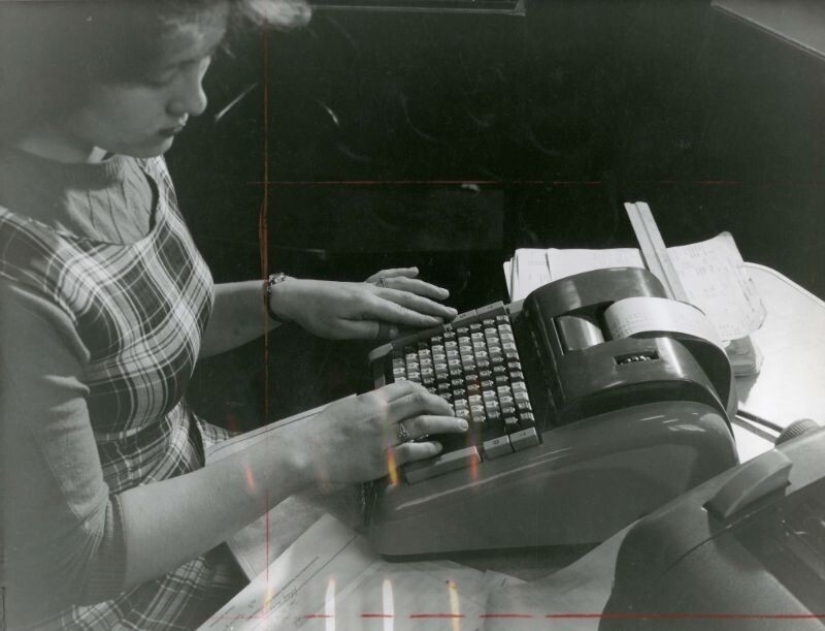 Fotos retro de interiores y electrodomésticos en oficinas de los años 70 y 80