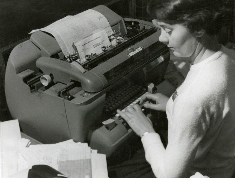 Fotos retro de interiores y electrodomésticos en oficinas de los años 70 y 80