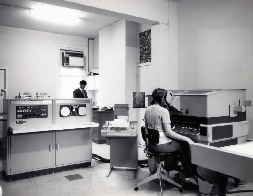 Fotos retro de interiores y electrodomésticos en oficinas de los años 70 y 80