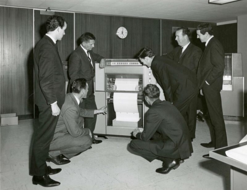 Fotos retro de interiores y electrodomésticos en oficinas de los años 70 y 80