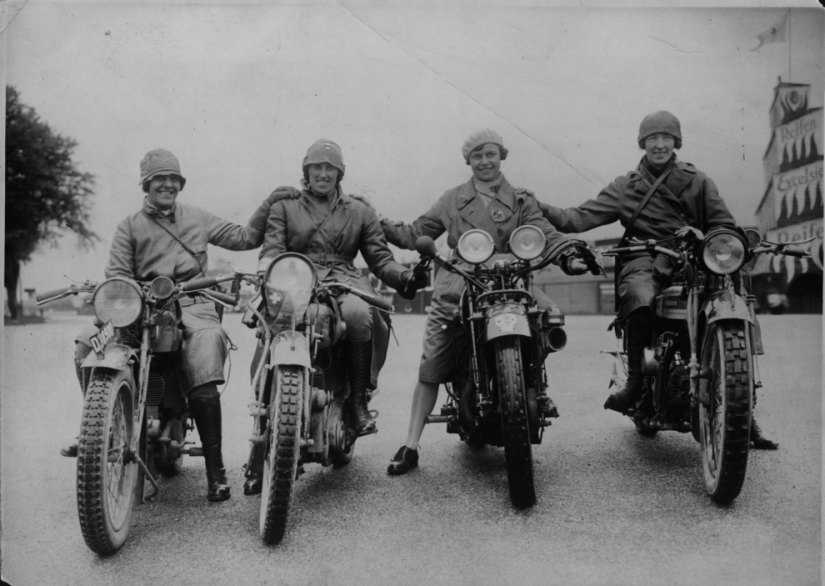 Fotos vintage de chicas cool en motocicletas