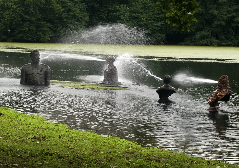 Fountain "Spitting Dictators" is a mysterious art object with a hidden meaning