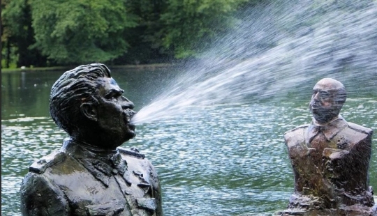 Fountain "Spitting Dictators" is a mysterious art object with a hidden meaning