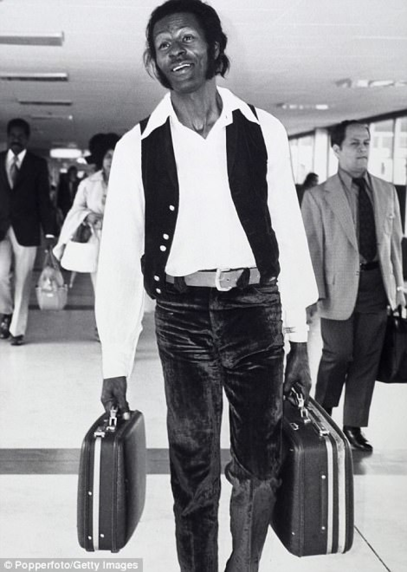 Furs, cigars and paparazzi: How celebrities traveled in the 70s