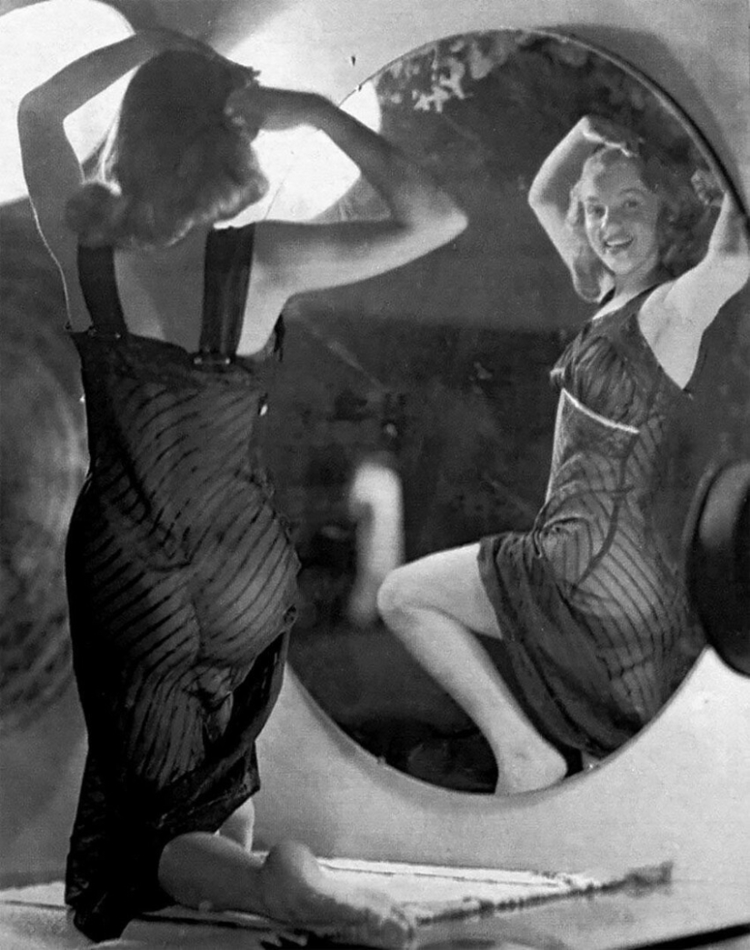 Futuro símbolo sexual Marilyn Monroe posando para pinup artista Earl Moran en el finales de los 40‑s