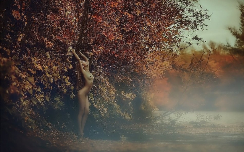 Gentle erotic photo shoots in the autumn landscape