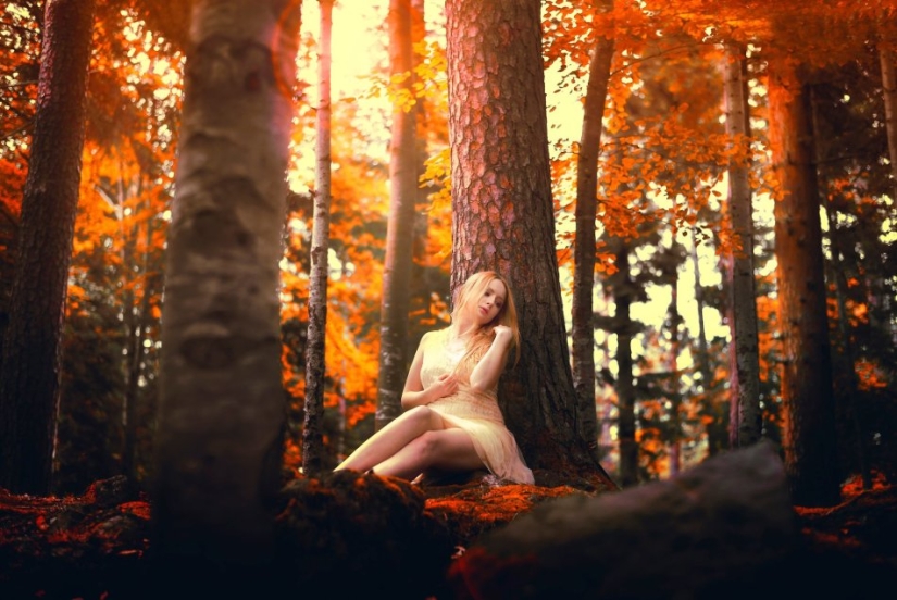 Gentle erotic photo shoots in the autumn landscape