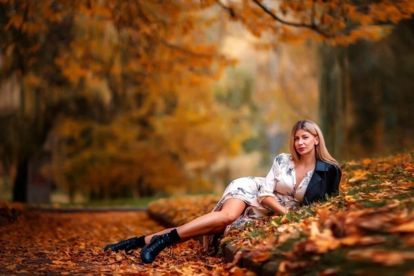 Gentle erotic photo shoots in the autumn landscape