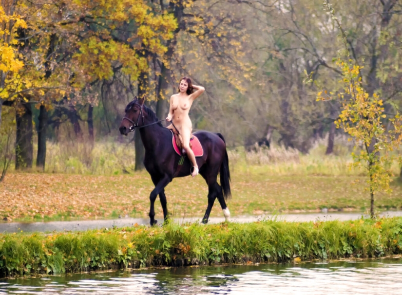 Gentle erotic photo shoots in the autumn landscape