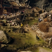 Giant cave in China, in which he placed the whole village of 100 people