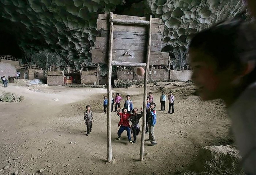 Giant cave in China, in which he placed the whole village of 100 people