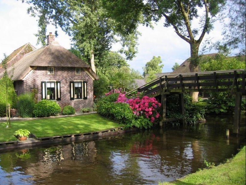 Giethoorn: the amazing Dutch village where there are no roads