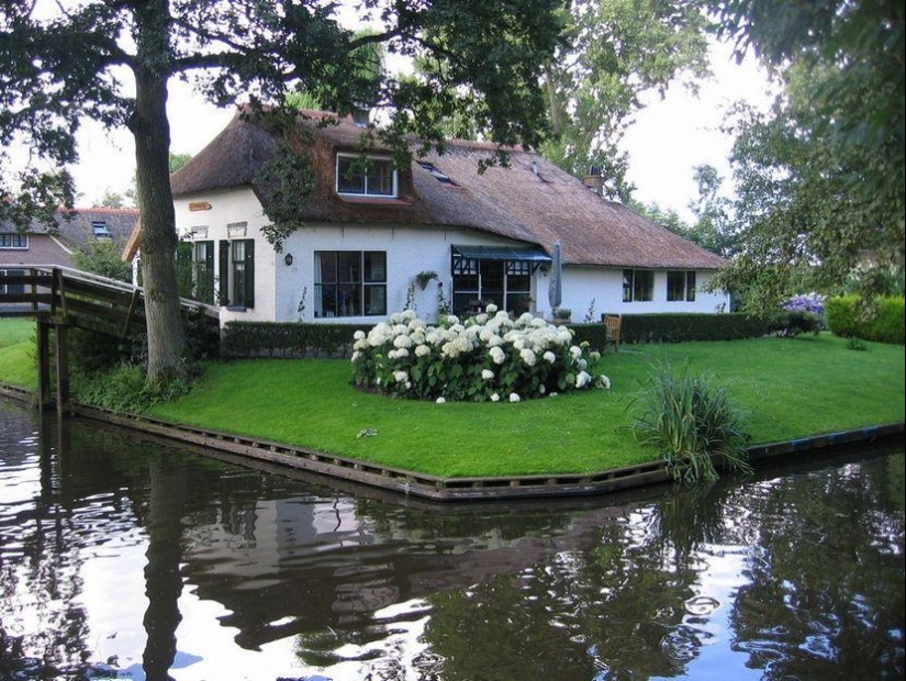 Giethoorn: the amazing Dutch village where there are no roads