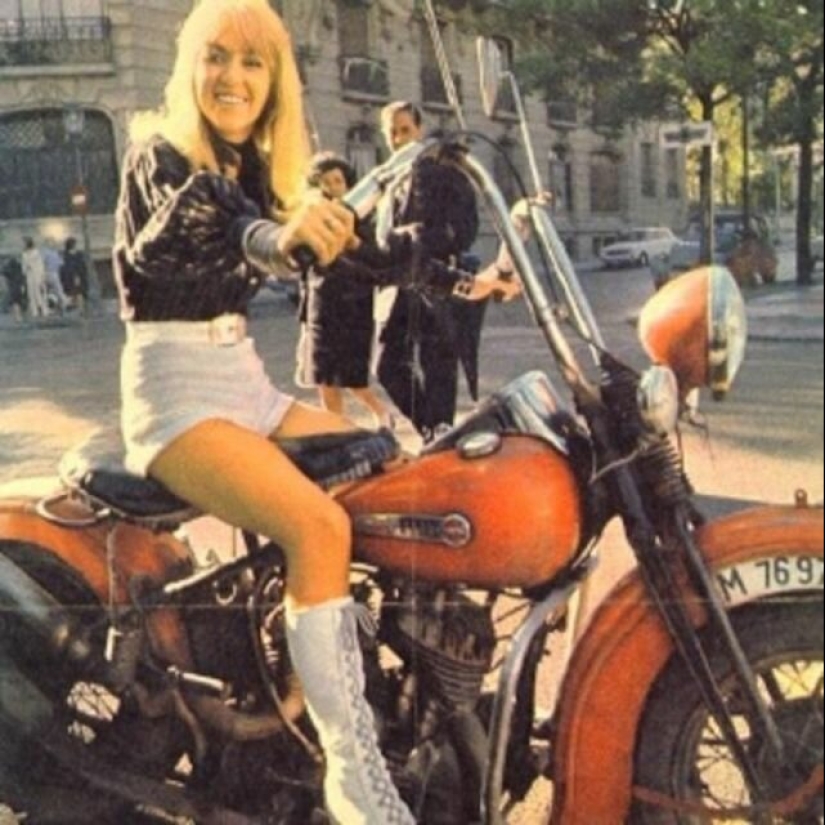 Girls and motorcycles — 20 wonderful retro pictures
