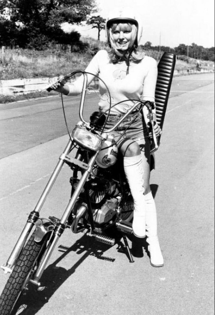 Girls and motorcycles — 20 wonderful retro pictures