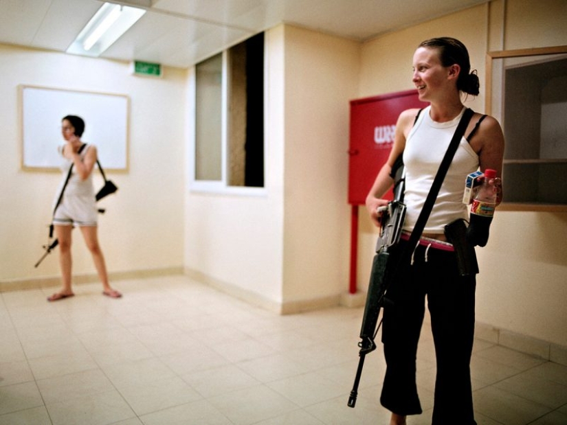 Girls of the Israeli army: a special look at women soldiers in the photos by Rachel Papo
