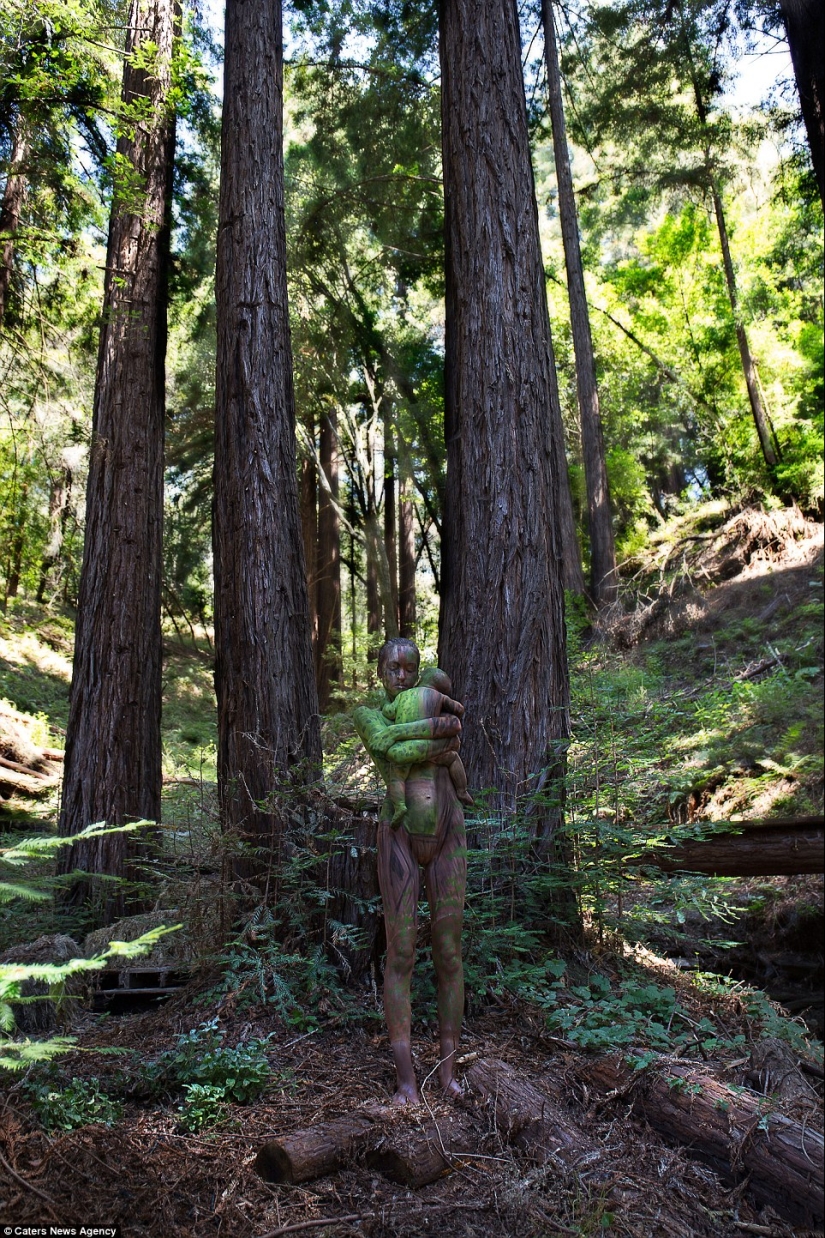 Gran camuflaje, cómo las personas desnudas se mezclan con el paisaje