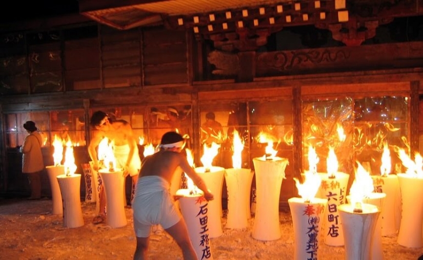 Hadaka matsuri-una celebración de hombres desnudos en Japón
