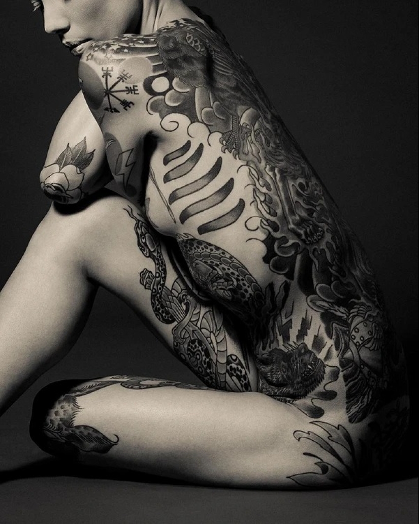 Hermosas chicas y sus tatuajes: 32 fotos en blanco y negro imbuidas de una estética encantadora