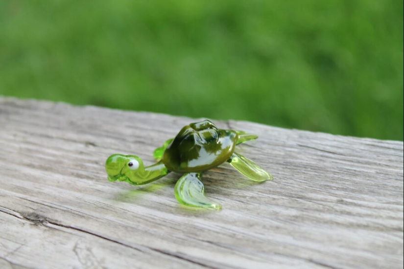 Hice lindas figuras de tortugas de vidrio en diferentes colores.