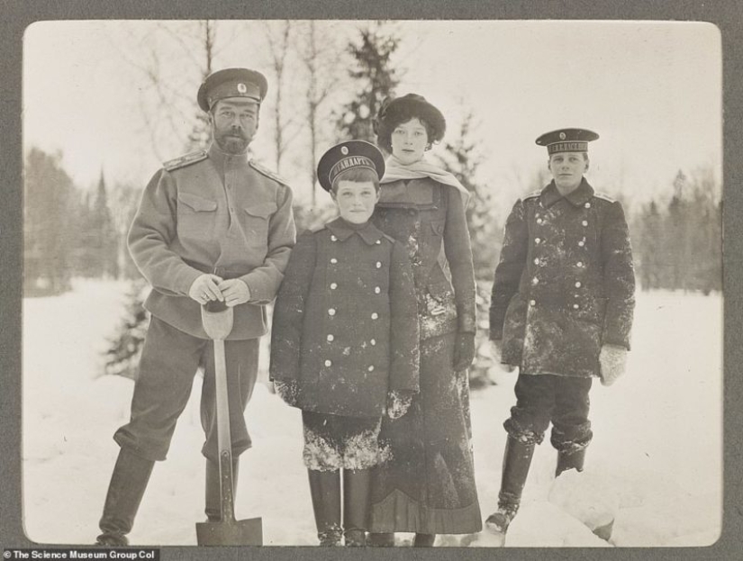 Hiking, hunting, fun games: rare photo captures the everyday life of the Royal family to exile and execution