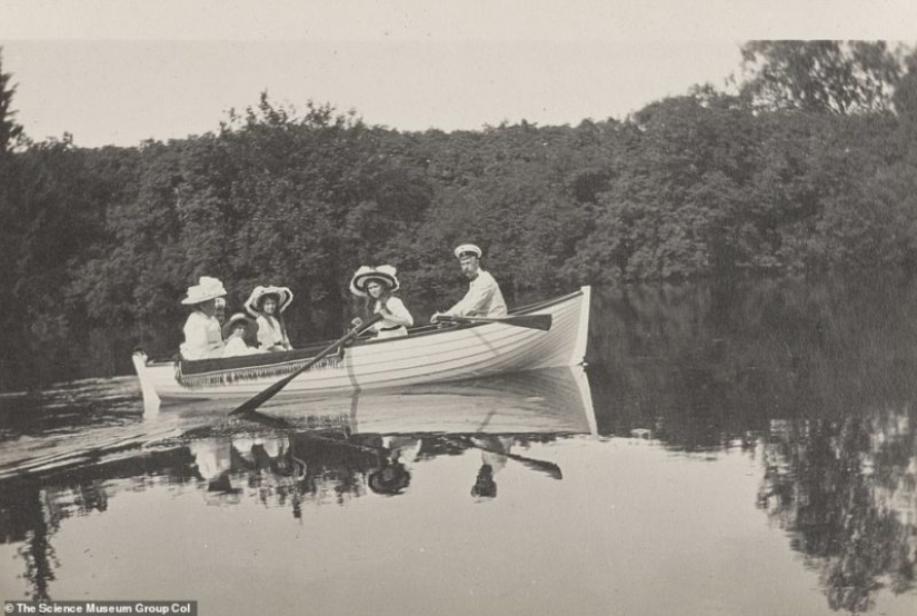 Hiking, hunting, fun games: rare photo captures the everyday life of the Royal family to exile and execution