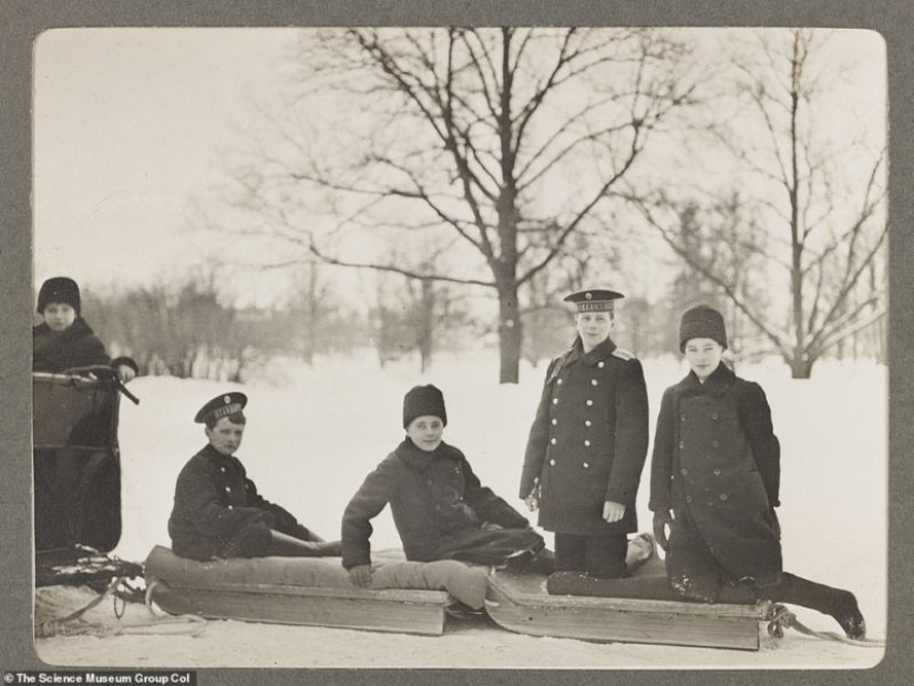 Hiking, hunting, fun games: rare photo captures the everyday life of the Royal family to exile and execution