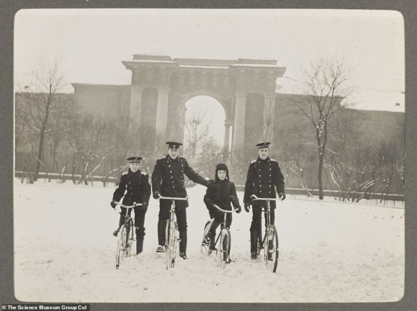 Hiking, hunting, fun games: rare photo captures the everyday life of the Royal family to exile and execution