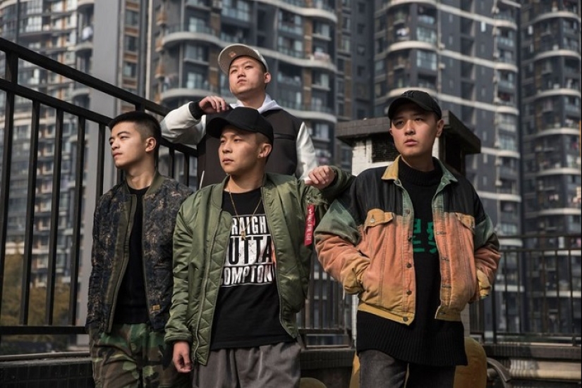 Hip-hop, viajes en el tiempo y otras prohibiciones extrañas en China relacionadas con el curso de la fiesta