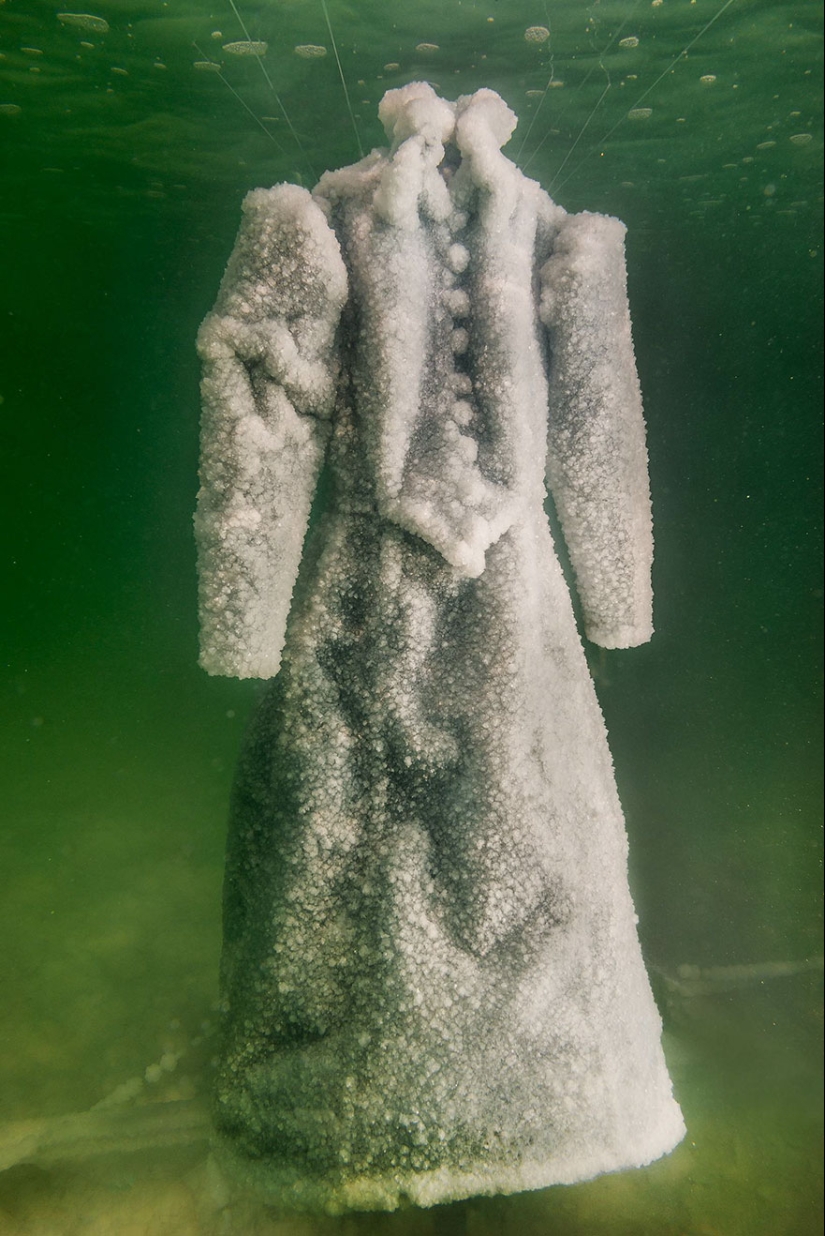 How a black dress turned into a salty sculpture at the bottom of the sea