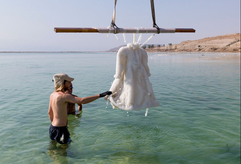 How a black dress turned into a salty sculpture at the bottom of the sea