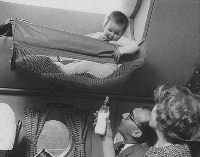 How children traveled on board an airplane in the 1950s