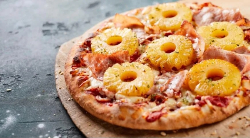 How did Hawaiian pizza appear and why does it have many enemies?