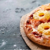 How did Hawaiian pizza appear and why does it have many enemies?